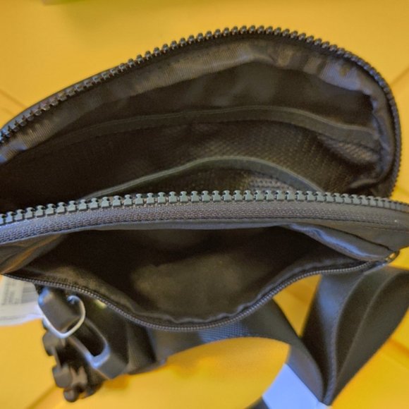 NWT Lululemon Everywhere Belt Bag BLACK Rare Original OG Version Classic EBB 1L - Picture 9 of 12
